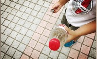 用石头和塑料瓶来玩保龄球游戏